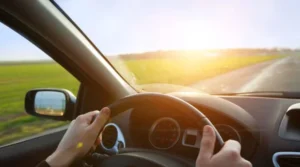 Conductor en carretera al amanecer representando malas costumbres que son multas