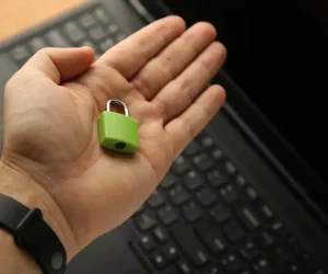 ciberamenazas y protección digital con Blanes Seguros para empresas