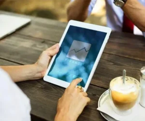 puedo desgravar el seguro del hogar y el de vida análisis financiero en tablet