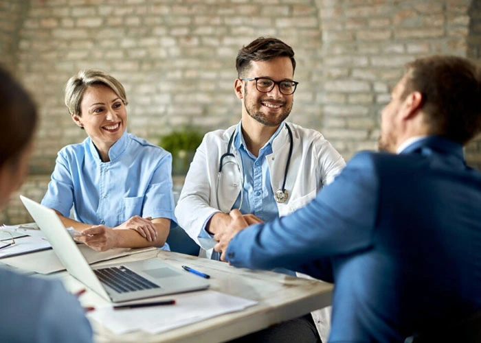 Seguros de Salud Valencia equipo médico atendiendo a clientes con Blanes Seguros